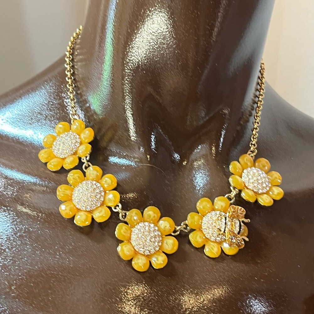 Kate Spade ♠️. 12K Gold Plated Queen Honey Bee 🐝  Necklace, EUC